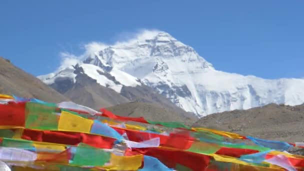 CLOSE UP: Prayer flags flutter in the wind blowing across foothills of Everest. — Stock Video