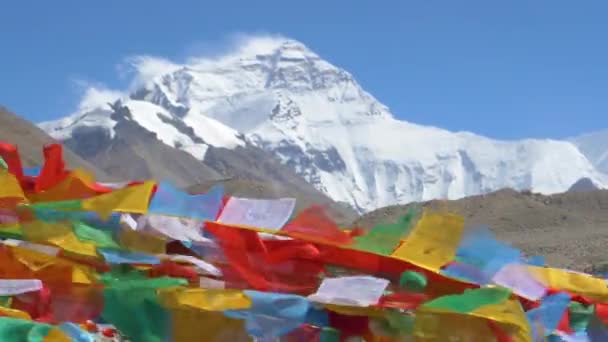 가까이 다가가라: 에베레스트산 기슭을 가로질러 부는 바람에 걸려 있는 기도 깃발 이 펄럭 이고 있다. — 비디오