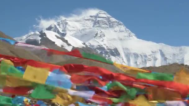 CLOSE UP: Wild winds sweep snow off the summit and make prayer flags flutter — Stock Video