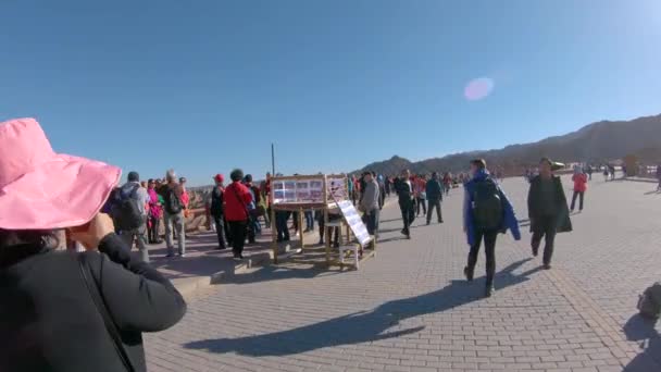 POV: Väkijoukkoja turisteja kävellä pitkin nähtävyyksiä polku luonnonkaunis Danxia vuorilla — kuvapankkivideo