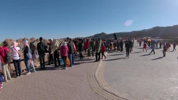 POV : Marcher vers le bord de la plateforme touristique surplombant les montagnes arc-en-ciel . — Video