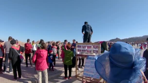 POV: Chinesischer Tourist steht auf einer Holzplattform, um Berge zu fotografieren — Stockvideo