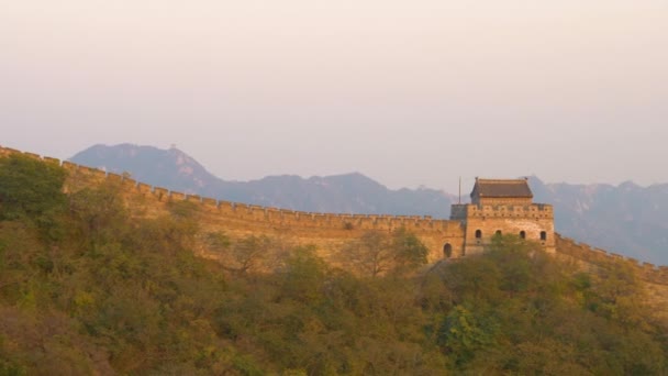 Scenic drone shot van de Grote Muur langs de bergen in China. — Stockvideo