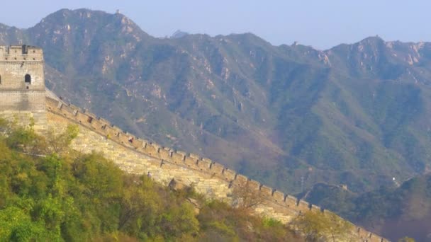 AERIAL:万里の長城を撮影する際にカメラを過ぎて空の緑のケーブルカーの速度. — ストック動画