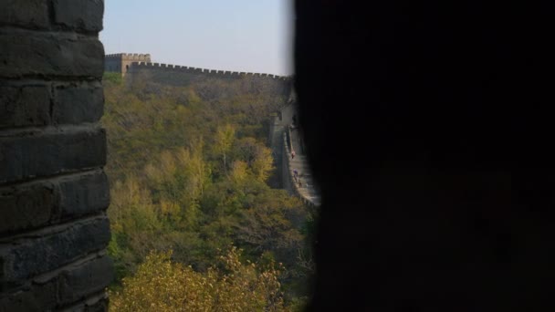 FECHAR UP: Vista cinematográfica dos turistas que exploram a histórica Grande Muralha da China. — Vídeo de Stock