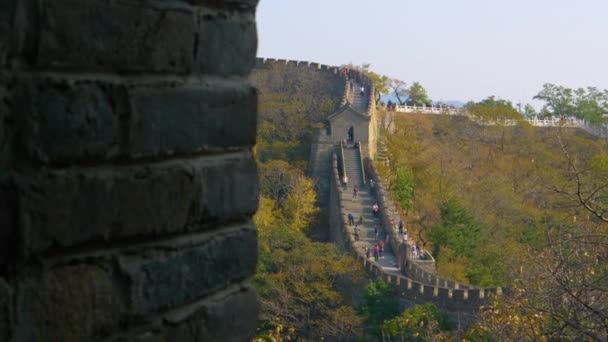 FECHAR UP: Parede cria uma janela que oferece uma visão dos turistas que exploram a Grande Muralha — Vídeo de Stock