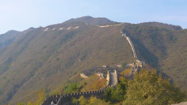 SLOW MOTION: Stone wall climbs up the forest covered mountains in rural China. — 비디오