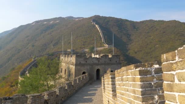 STÄNGA UPP: Tomma kullersten gångväg körs på toppen av gamla kinesiska muren. — Stockvideo