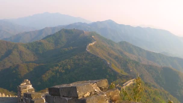 Jalan kosong di atas Tembok Besar berjalan melintasi pegunungan hijau yang luas. — Stok Video