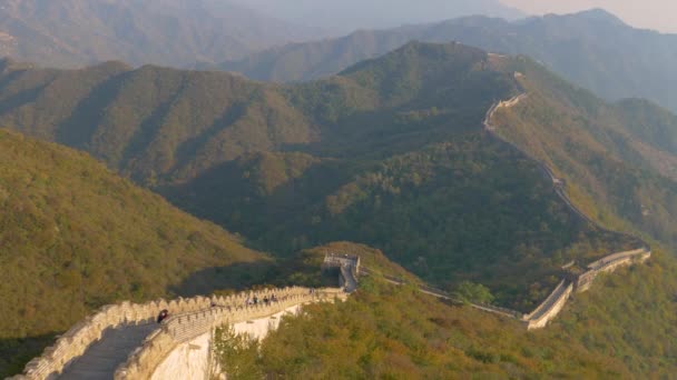 드론: 자연 경관을 관찰하는 관광객들로 가득 찬 중국 만리장성 위를 비행하는 모습 — 비디오