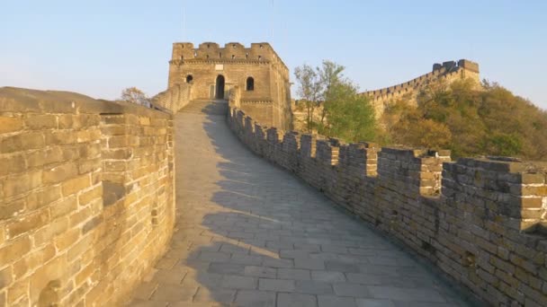 Scenic view of the cobblestone path on top of the Great Wall at golden sunrise. — Stock Video