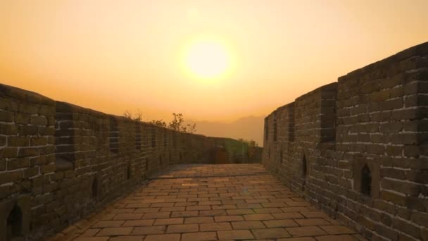 レンズフレア:美しい秋の夜に万里の長城の上に空の歩道 — ストック動画