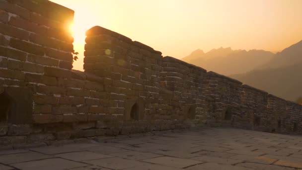 ΧΑΜΗΛΗ ΑΓΓΛΙΑ: Καμένες πορτοκαλί ακτίνες του ήλιου το πρωί λάμπουν στο Σινικό Τείχος της Κίνας. — Αρχείο Βίντεο