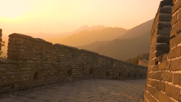 АЭРИАЛ: на Великой Китайской стене сияют оранжевые утренние самы — стоковое видео