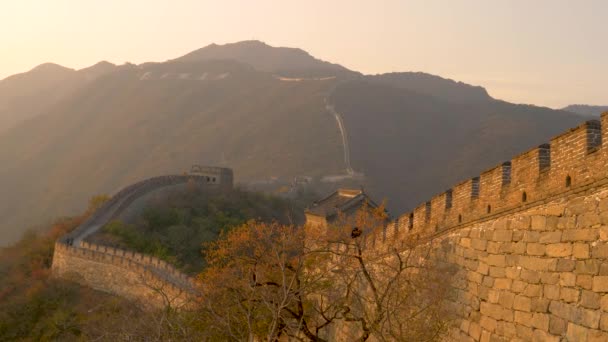 DRONE: Pintoresca vista de la Gran Muralla de China en una tranquila noche de otoño. — Vídeos de Stock