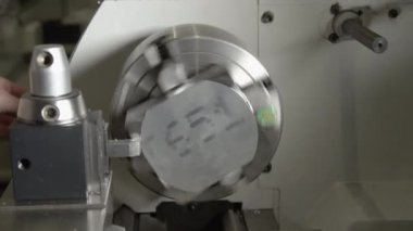 Parlak alüminyum parçası kenarlarını tıraş etmek için CNC makinesi tarafından döndürüldü.