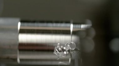 Büyük bir torna aracı tarafından işlenmiş bir metal parçasından talaş sarmalı.