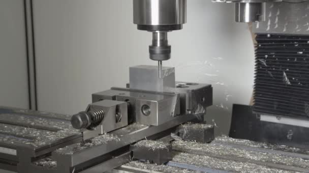 FERMETURE : Les copeaux brillants s'envolent d'un morceau d'aluminium en cours de traitement par une perceuse