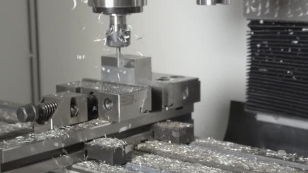 CLOSE UP: chip Shiny terbang dari sepotong aluminium sedang diproses oleh bor — Stok Video