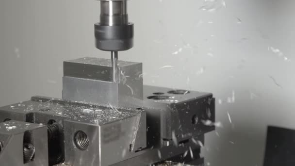 FERMER : Perceuse industrielle fine rase le côté d'un bloc d'aluminium brillant .