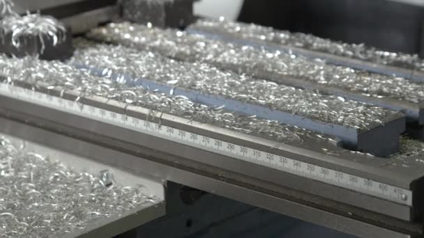 CERRAR, DOF: Los chips de aluminio cubren el torno después de procesar una pieza de trabajo. — Vídeo de stock