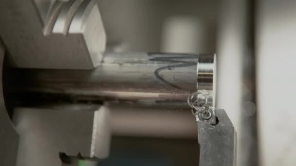 MACRO: Máquina CNC gira una varilla de metal corta durante un proceso de fabricación de pernos . — Vídeos de Stock