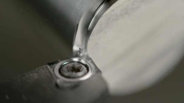 MACRO : Vue détaillée d'un outil de tour rasant le bord d'une pièce en aluminium — Video