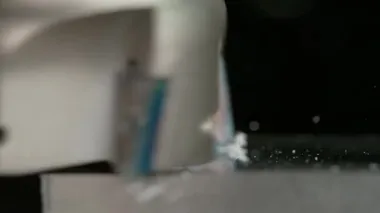 Yüz değirmenleme işlemi sırasında fazla parçacıklar bir metal bloğundan uçar..