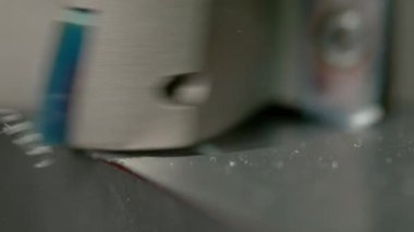 Keskin bir kesicinin alüminyum bir eseri delerken yakın çekim.