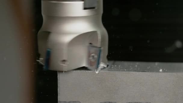 MACRO: Фрезерный резак, создающий зеркальную отделку на алюминиевой заготовке. — стоковое видео