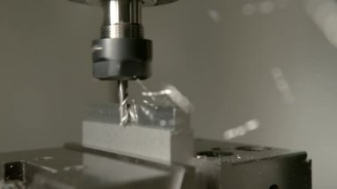 Parlak metal parçaları değirmenin sonunda bir iş parçasından fırlıyor..