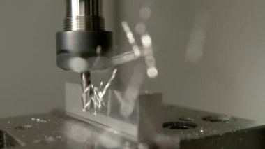 Değirmenin sonunda alüminyum talaşları uçarak küçük bir iş parçasından geliyor..