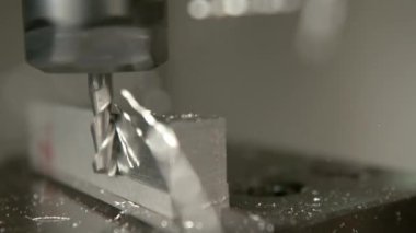 Uç değirmen işlemi sırasında bir iş parçasının yüklenmesi.