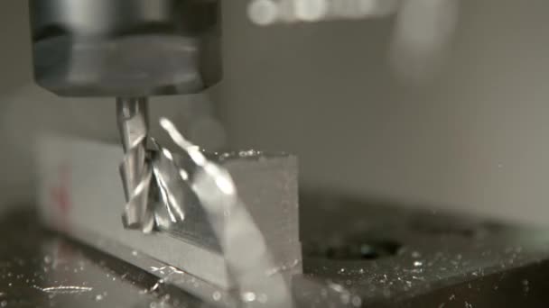 MACRO : Equipement de meulage traitant une pièce pendant le processus de fraisage final .