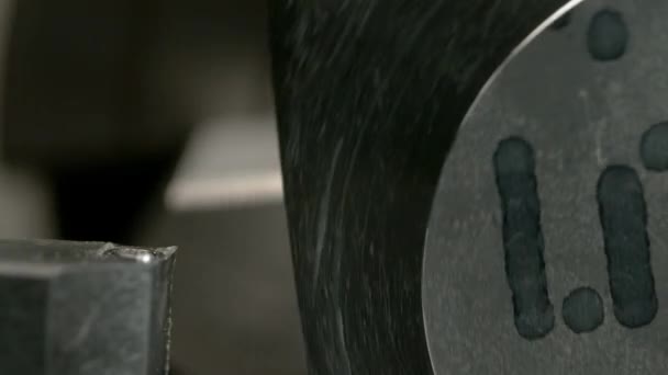 MACRO Λεπτομερής προβολή ενός αντικειμένου εργασίας αλουμινίου να πάρει το φινίρισμα καθρέφτη στις άκρες — Αρχείο Βίντεο