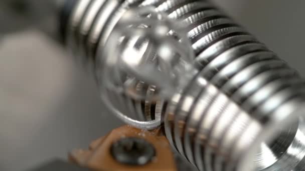 MACRO: Curly shavings break off a small metal rod being processed into a screw. — Stock Video