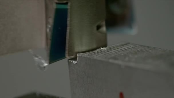 MACRO, DOF : Plan détaillé d'une scierie CNC découpée en un petit bloc d'acier .