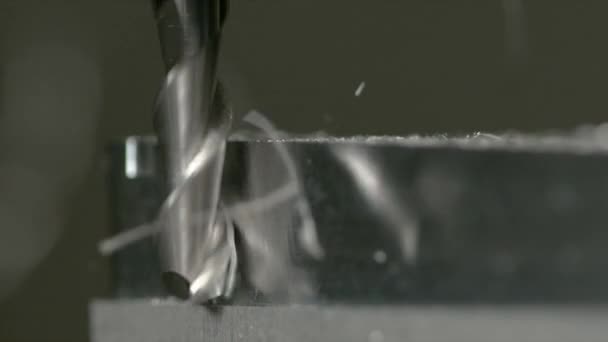 MACRO, DOF: Tunna metallbitar flyger av ett aluminiumblock under svarvning — Stockvideo