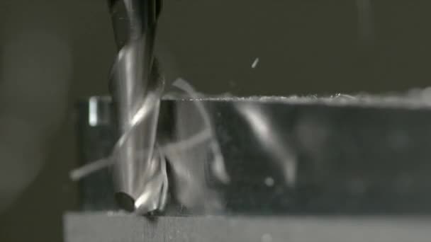 MACRO, DOF : De minces pièces métalliques s'envolent d'un bloc d'aluminium pendant le tour — Video