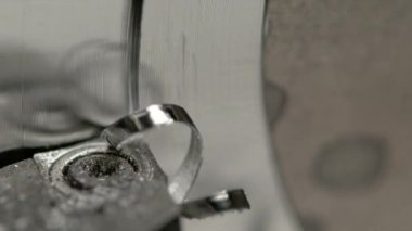 Parlak çalışma parçası torna aracına göre döndürülür ve tamamlanmış bir ürüne kesilir