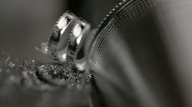 Torna aracı bir vida oluştururken fazla metalin uzun spiralleri oluşturulur.
