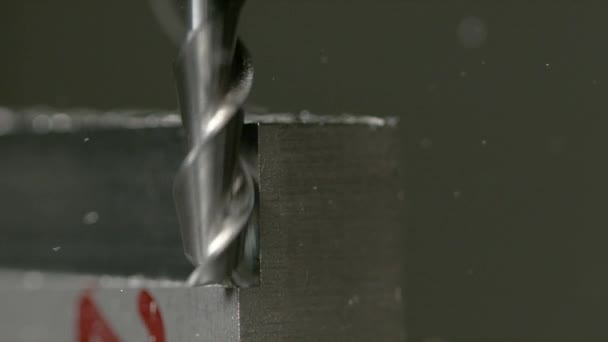 MACRO: Detailansicht des feinen Schaftfräsers beim Rasieren der Seite eines matten Metallblocks. — Stockvideo