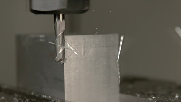 MACRO: Feinschnitt-Schaftfräser schneidet in die Seite eines Metallblocks. — Stockvideo