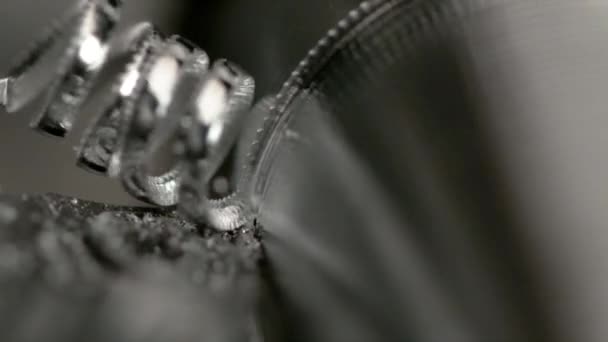 MACRO: Гострий різак розрізається на сталевий циліндр, коли він обробляється в болт . — стокове відео