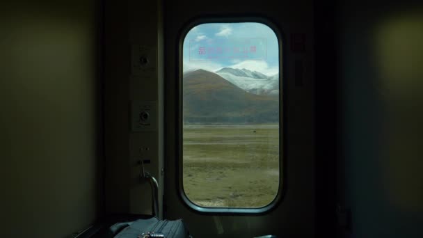 UKONČENÍ: Dech beroucí pohled na malebnou krajinu Tibetu skrze malé okno. — Stock video