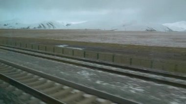 Çin 'i geçen trenin penceresinden yaylaların ve demiryollarının çarpıcı manzarası.