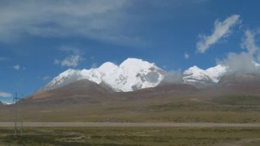 Himalaya çöllerinde yapım aşamasındaki bir yol boyunca bir trene binmek..