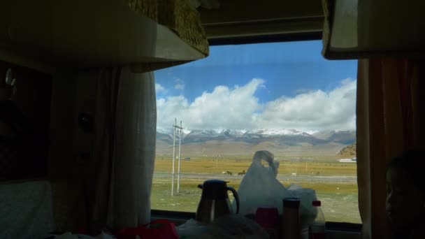 CLOSE UP: Großes Zugfenster bietet einen schönen Blick auf eine ländliche Stadt in Tibet. — Stockvideo