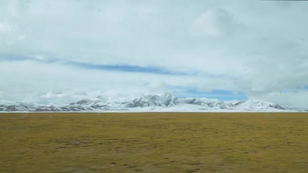 Lélegzetelállító kilátás a fehér felhők felett összegyűlt üres síkságok és havas Himalája — Stock videók