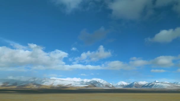 火车车窗可以看到美丽的草原风光和白雪覆盖的高山. — 图库视频影像